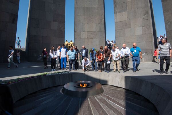 Выполним наказ предков: участники Панармянских игр посетили Цицернакаберд - видео - Sputnik Армения