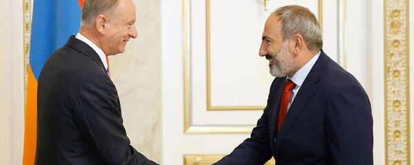 Премьер-министр Армении Никол Пашинян встретился с секретарем Совета безопасности России Николаем Патрушевым (13 августа 2019). Еревaн Премьер-министр Армении Никол Пашинян встретился с секретарем Совета безопасности России Николаем Патрушевым (13 августа 2019). Еревaн - Sputnik Армения
