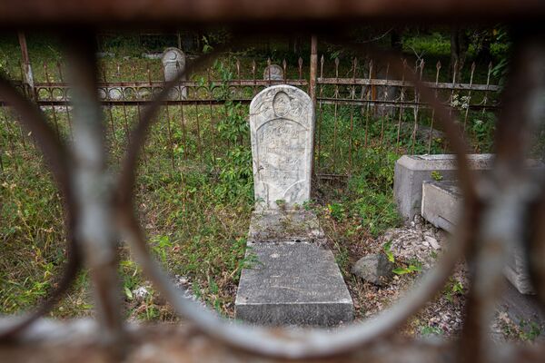 Азербайджанское кладбище в Калаване: на чью могилу пришла загадочная женщина Азербайджанское кладбище в Калаване: на чью могилу пришла загадочная женщина - Sputnik Армения