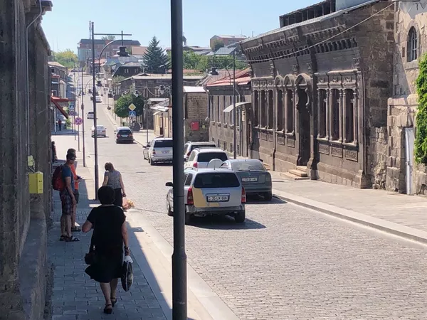 Эффект Пашиняна: все ли гюмрийцы остались довольны внезапным визитом премьера Эффект Пашиняна: все ли гюмрийцы остались довольны внезапным визитом премьера - Sputnik Армения