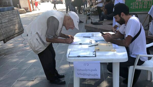 Участники общественной инициативы Камк проводят петицию против ратификации Стамбульской конвенции (14 августа 2019). Гюмри - Sputnik Армения