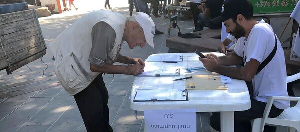 Участники общественной инициативы Камк проводят петицию против ратификации Стамбульской конвенции (14 августа 2019). Гюмри - Sputnik Армения