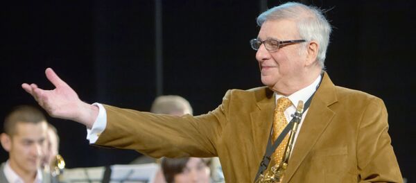 Джазовый саксофонист, дирижер и композитор Георгий Гаранян во время концерта (11 января 2010). Уфa - Sputnik Армения