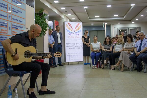 Bamboleo подпевали и врачи: сюрприз от Джозефа из Gipsy King для больных детей в Ереване Bamboleo подпевали и врачи: сюрприз от Джозефа из Gipsy King для больных детей в Ереване - Sputnik Армения