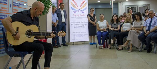 Солист и гитарист группы Джозеф Джипси Кингз Фемили Джозеф Фаржиер в Гематологическом центре (14 августа 2019). Еревaн - Sputnik Արմենիա