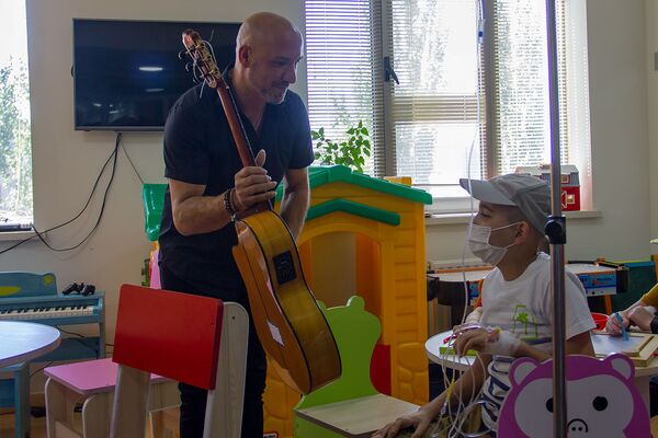 «Ջոեֆ Ջիփսի Քինգս Ֆեմիլի»–ի հայտնի երգիչն արյունաբանականում էր. ինչ խոստացավ նա Արկադիին «Ջոեֆ Ջիփսի Քինգս Ֆեմիլի»–ի հայտնի երգիչն արյունաբանականում էր. ինչ խոստացավ նա Արկադիին - Sputnik Արմենիա