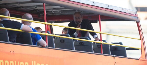 Премьер-министр Никол Пашинян в туристическом автобусе  - Sputnik Արմենիա