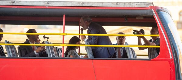 Премьер-министр Никол Пашинян в туристическом автобусе  - Sputnik Արմենիա