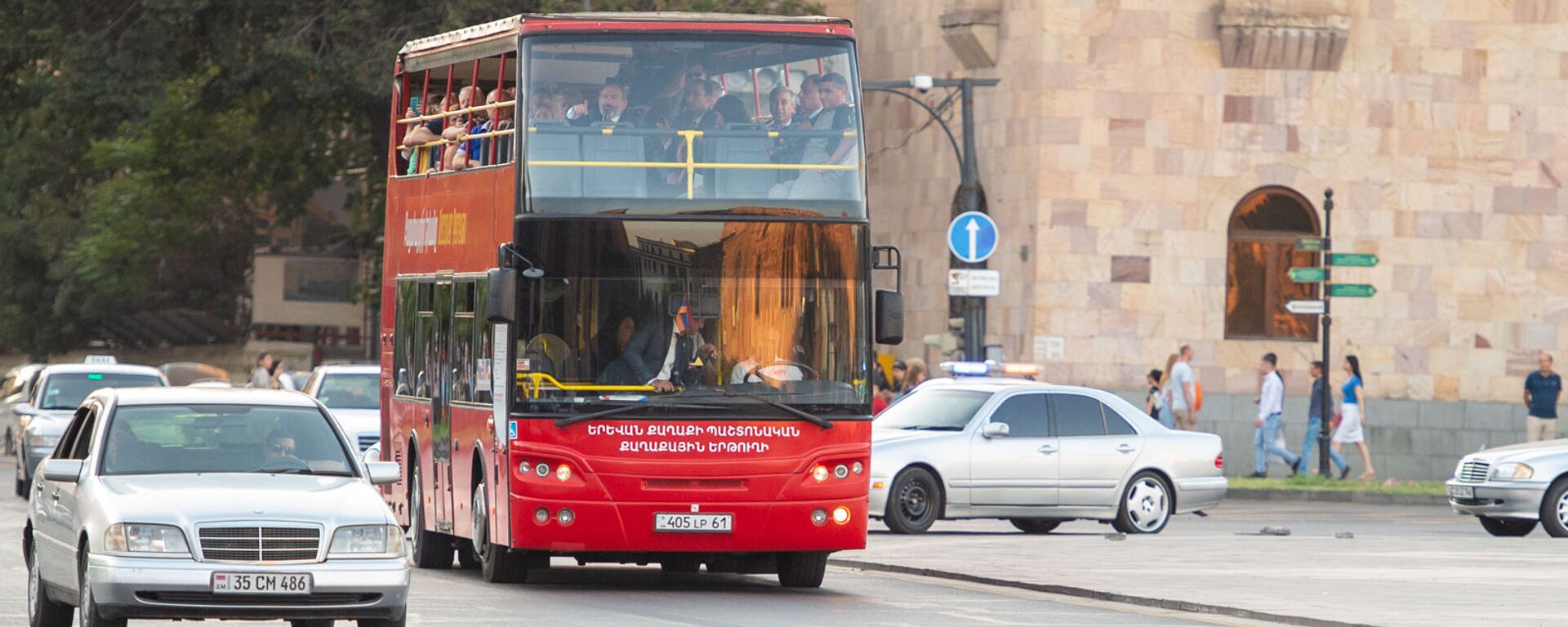 Премьер-министр Никол Пашинян в туристическом автобусе  - Sputnik Արմենիա, 1920, 28.08.2019