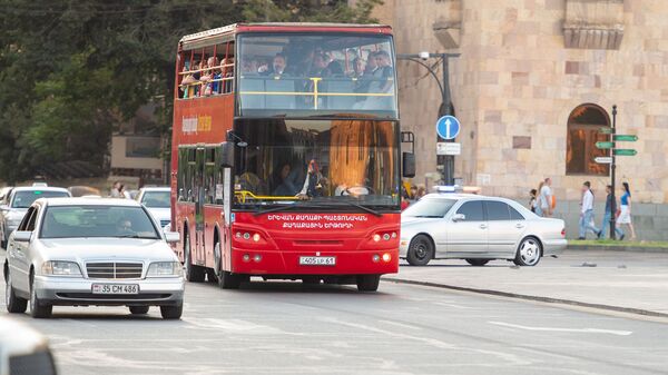 Премьер-министр Никол Пашинян в туристическом автобусе  - Sputnik Արմենիա