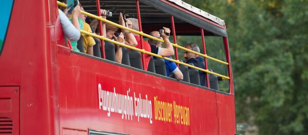 Премьер-министр Никол Пашинян в туристическом автобусе  - Sputnik Արմենիա