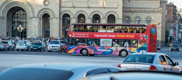 Премьер-министр Никол Пашинян в туристическом автобусе  - Sputnik Армения