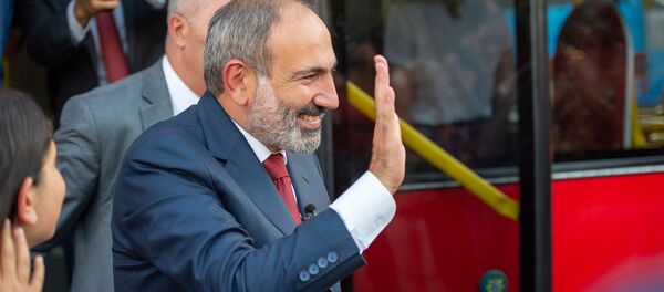 Премьер-министр Никол Пашинян в туристическом автобусе Премьер-министр Никол Пашинян в туристическом автобусе - Sputnik Արմենիա