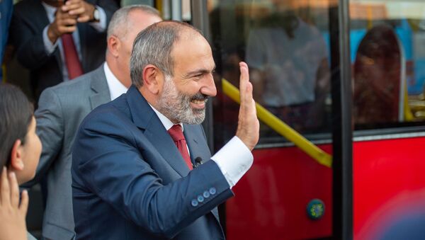 Премьер-министр Никол Пашинян в туристическом автобусе - Sputnik Армения