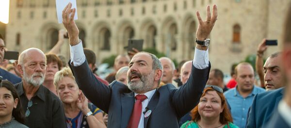 Премьер-министр Никол Пашинян рассказал туристам о достопримечательностях Еревана - Sputnik Армения