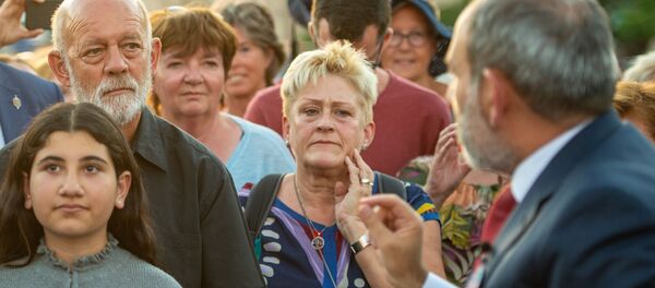 Премьер-министр Никол Пашинян рассказал туристам о достопримечательностях Еревана - Sputnik Армения