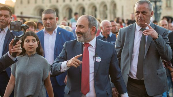 Премьер-министр Никол Пашинян рассказал туристам о достопримечательностях Еревана - Sputnik Армения