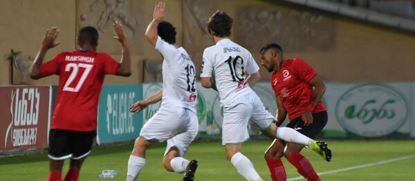 Борьба за мяч между футболистами ереванского Арарат Армения и тбилисского Сабуртало во время ответного матча квалификационного раунда Лиги Европы 2019-2020 (14 августа 2019). Тбилиси - Sputnik Արմենիա