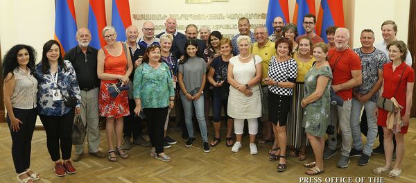 Վարչապետը օտարերկրացի զբոսաշրջիկներին հրավիրել է կառավարության շենք Վարչապետը օտարերկրացի զբոսաշրջիկներին հրավիրել է կառավարության շենք - Sputnik Արմենիա