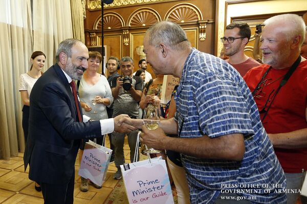 Одной экскурсией не ограничился: Пашинян пригласил туристов в правительство - Sputnik Армения