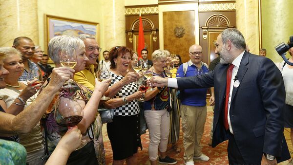 Վարչապետը օտարերկրացի զբոսաշրջիկներին հրավիրել է կառավարության շենք - Sputnik Армения