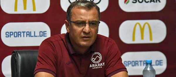 Главный тренер ФК Арарат Армения Вардан Минасян на послематчевой пресс-конференции (14 августа 2019). Тбилиси - Sputnik Արմենիա
