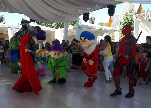 Во-первых, пирожного, во-вторых - конфет! В Ереване прошел фестиваль мороженого Во-первых, пирожного, во-вторых - конфет! В Ереване прошел фестиваль мороженого - Sputnik Армения