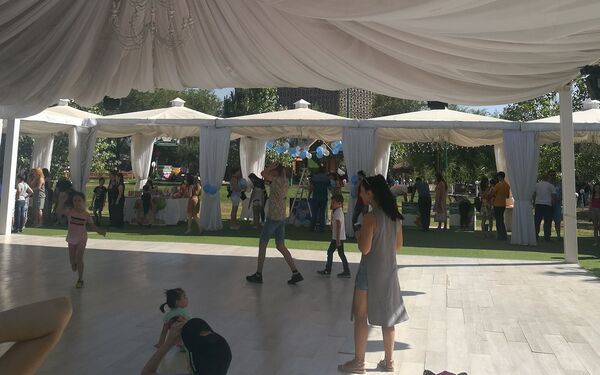 Во-первых, пирожного, во-вторых - конфет! В Ереване прошел фестиваль мороженого Во-первых, пирожного, во-вторых - конфет! В Ереване прошел фестиваль мороженого - Sputnik Армения