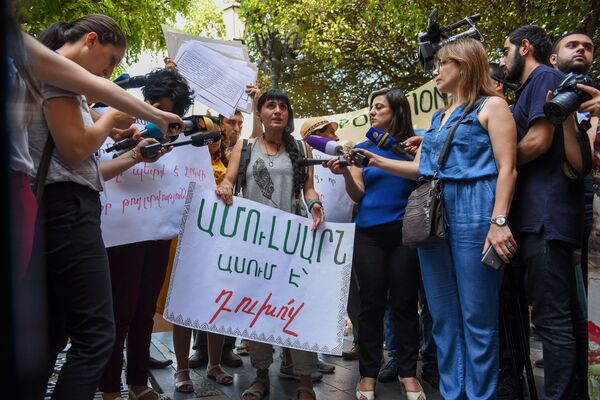 «Ոչ մի հետ քայլ Ամուլսարի հարցում». ակտիվիստները փորձեցին կառավարության շենք մտնել «Ոչ մի հետ քայլ Ամուլսարի հարցում». ակտիվիստները փորձեցին կառավարության շենք մտնել - Sputnik Արմենիա