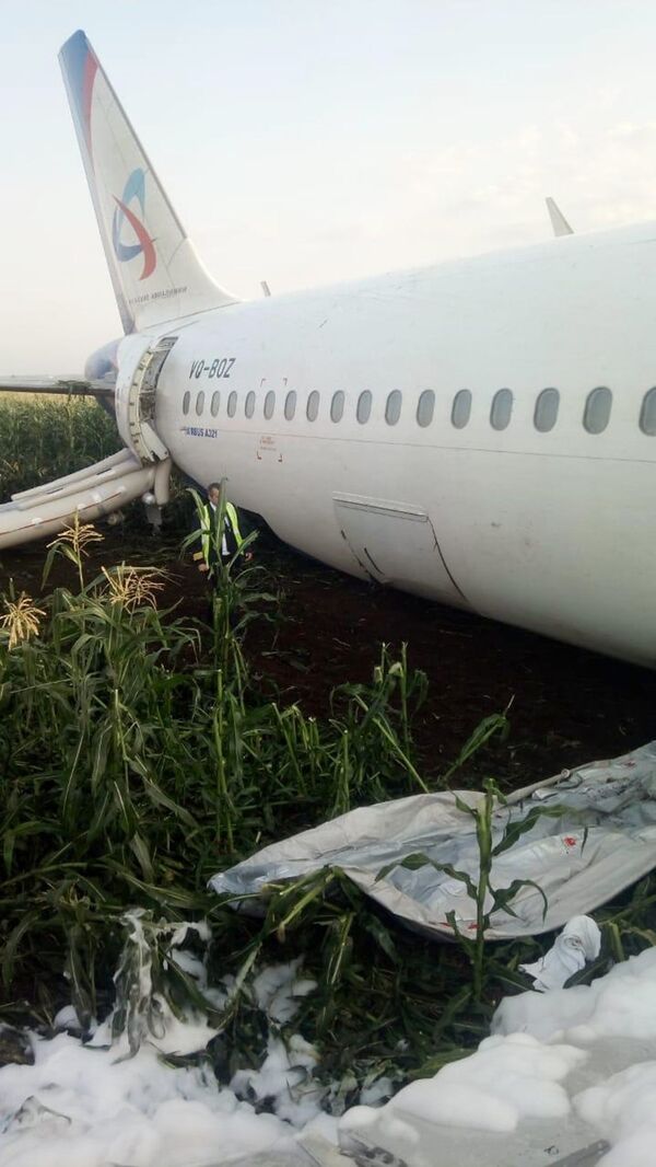 Самолет А-321 с пассажирами на борту совершил жесткую посадку в Подмосковье - Sputnik Армения