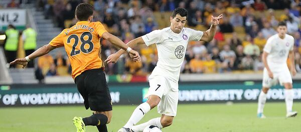 Борьба за мяч между полузащитниками ФК Пюник Артемом Симоняном и ФК Вулверхэмптон Жоау Моутинью во время ответного матча третьего квалификационного раунда Лиги Европы (16 августа 2019). Вулверхэмптон - Sputnik Армения