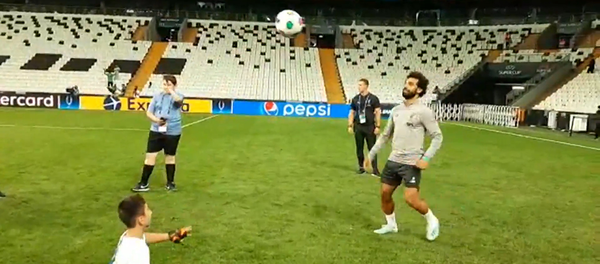 Безногий мальчик сыграл с Мо Салахом - Sputnik Армения