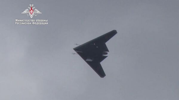 Расширенное видео о первых испытаниях боевого беспилотного авиационного комплекса «Охотник» - Sputnik Армения