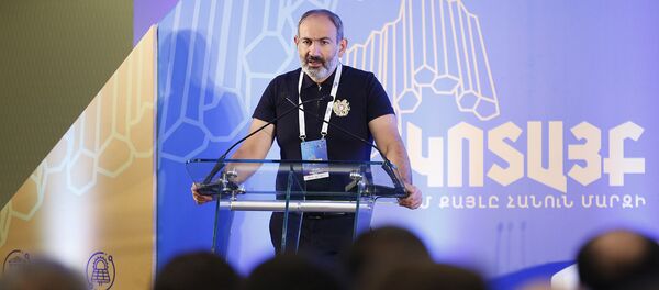 Премьер-министр РА Никол Пашинян на форуме инвестиционных бизнес-программ «Мой шаг во имя Котайкской области» (17 августа 2019). Цахкадзор - Sputnik Արմենիա