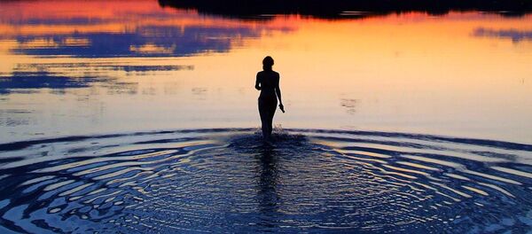 Девушка посреди черного неба - Sputnik Армения