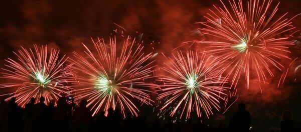 Салют на международном фестивале фейерверков Ростех в Братеевском каскадном парке в Москве Салют на международном фестивале фейерверков Ростех в Братеевском каскадном парке в Москве - Sputnik Արմենիա