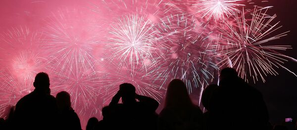 Салют на международном фестивале фейерверков Ростех в Братеевском каскадном парке в Москве - Sputnik Армения