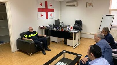 Чрезвычайный и Полномочный посол Армении в Грузии Рубен Садоян посетил руководство таможенной службы КПП "Садахло" на армяно-грузинской границе (18 августа 2019). Грузия