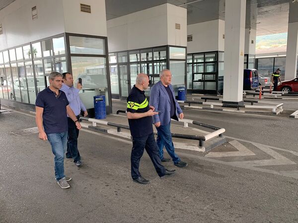 Посол Армении узнал причину пробок на пропускном пункте Садахло в Грузии Посол Армении узнал причину пробок на пропускном пункте Садахло в Грузии - Sputnik Армения