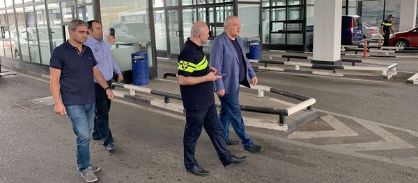 Чрезвычайный и Полномочный посол Армении в Грузии Рубен Садоян посетил руководство таможенной службы КПП Садахло на армяно-грузинской границе (18 августа 2019). Грузия - Sputnik Արմենիա