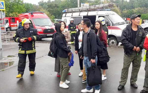 Пассажиры туристического автобуса, врезавшегося в фонарный столб в на шоссе Энтузиастов (18 августа 2019). Москвa Пассажиры туристического автобуса, врезавшегося в фонарный столб в на шоссе Энтузиастов (18 августа 2019). Москвa - Sputnik Армения