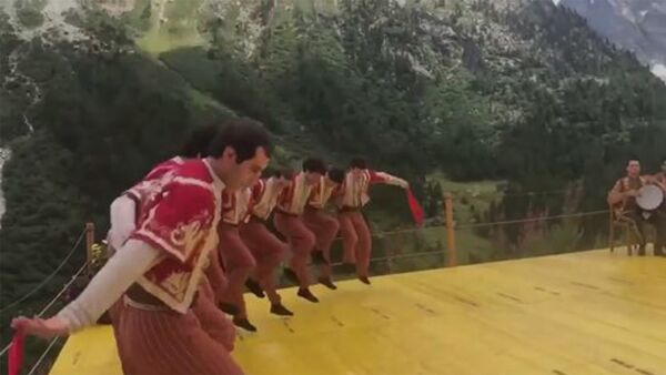 Артисты армянского танцевального ансамбля «Берд» станцевали Кочари в швейцарских Альпах - Sputnik Արմենիա