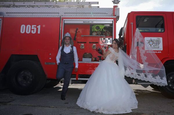 Փրկարար երիտասարդներին իրենց օրիգինալ հարսանիքի օրն աշխատանքի են ընդունել ԱԻՆ–ում Փրկարար երիտասարդներին իրենց օրիգինալ հարսանիքի օրն աշխատանքի են ընդունել ԱԻՆ–ում - Sputnik Արմենիա