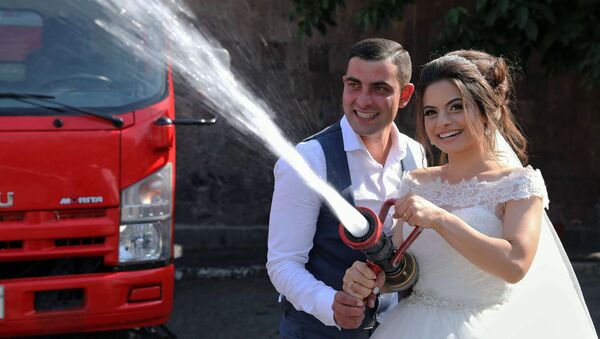 Оригинальная свадьба выпускников МЧС - Sputnik Армения
