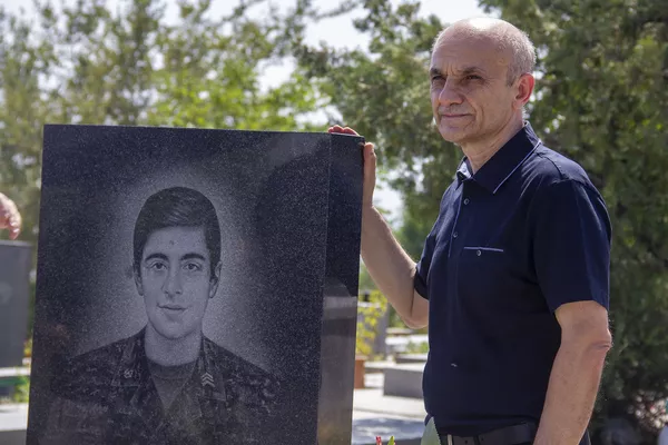 Что скрыл Адам Саакян в военкомате? Герою апрельской войны сегодня исполнилось бы 23 Что скрыл Адам Саакян в военкомате? Герою апрельской войны сегодня исполнилось бы 23 - Sputnik Армения
