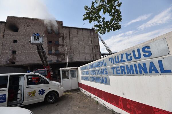 В центре Еревана сутки горит комбинат: глава МЧС сказал, почему пожар не могут потушить - Sputnik Армения