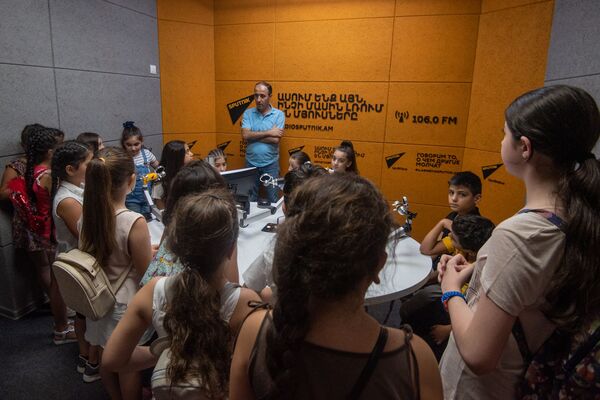 Всякое может случиться: армянские школьники примерили экипировку журналиста - Sputnik Армения