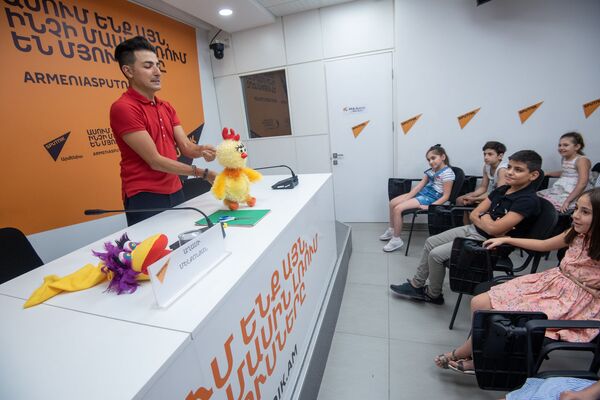 Всякое может случиться: армянские школьники примерили экипировку журналиста - Sputnik Армения