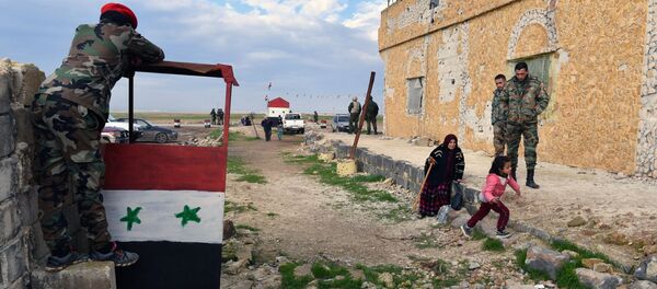 Военнослужащие и сирийские беженцы на территории гуманитарного коридора в окрестностях провинции Идлиб Военнослужащие и сирийские беженцы на территории гуманитарного коридора в окрестностях провинции Идлиб - Sputnik Армения