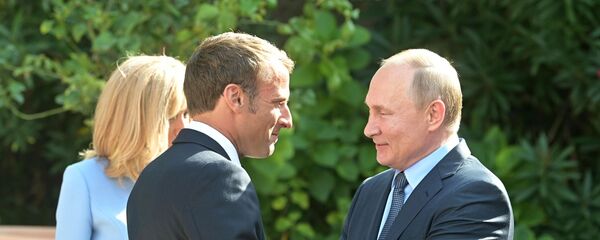 Президенты России и Франции Владимир Путин и Эммануэль Макрон с супругой Брижит во время встречи в резиденции президента Франции Форт Брегансон (19 августа 2019). Франция - Sputnik Արմենիա